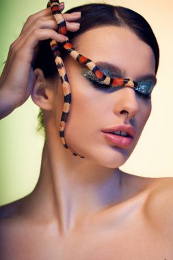 Esrarengiz güzellik, canlı bir yılanla doğanın ve zarafetin sanatsal bir gösterisine bağlanır..