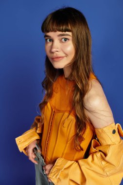 Genç kadın modaya uygun kıyafetini gösterirken kendine güveni, çekiciliği ve tarzını sergiliyor.