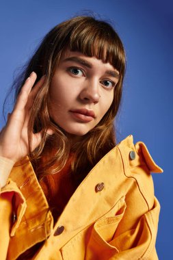 Genç bir kadın moda anlayışını gözler önüne sererken aynı zamanda moda bir ortamda kameraya bağlanıyor..