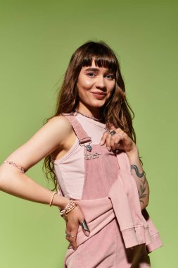 Şık, genç bir kadın kendine güvenerek poz veriyor, eşsiz yeteneğini ve karizmasını sergiliyor..