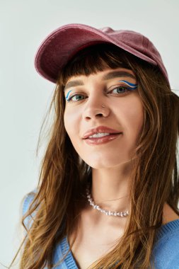 Genç bir kadın kendine güveni, şık kıyafetleri ve cesur makyajı minimum düzeyde yayar..