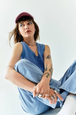 Genç bir kadın rahat ve tarz sahibi sıradan, modaya uygun bir kıyafetle modasını ön plana çıkarıyor..