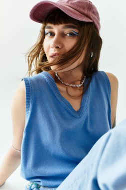 Genç kadın moda anlayışını canlı renklerle ve modern dekordaki zarafetle sergiliyor..