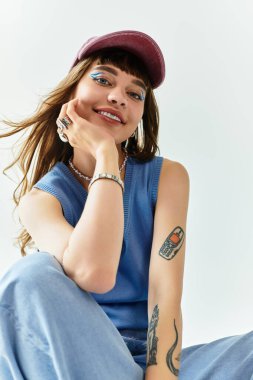 Moda kıyafetleri giymiş genç bir kadın kendini ifade etme ve neşe dolu bir andan zevk alıyor..