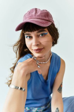 Genç bir kadın şık kıyafetleri ve oyuncu aksesuarlarıyla kendine güven ve yaratıcılık yayar..