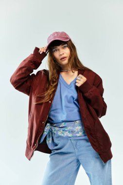 Şık görünümlü, şık bir genç bayan, kendine güvenen bir şekilde poz veriyor..