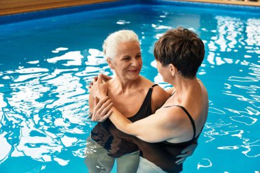 İki güzel olgun kadın aşklarını kutlarken bir sağlık merkezinde dinleniyorlar..