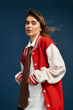 Güzel, genç bir kadın kendine güvenen, kendine güvenen, renkli bir elbise içinde, zarafet ve gençlik gösterisi yapıyor..