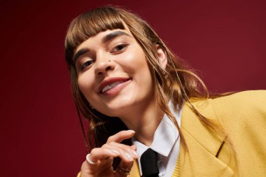 Neşeli genç bir kız öğrenci canlı bir atmosferde mutluluğu araştırıyor ve ifade ediyor..