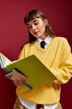 Sarı kazaklı genç bir kadın sıcak ve odaklanmış bir atmosferde okuyor..