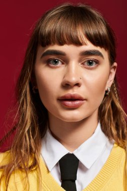 Çarpıcı özellikleri olan genç bir kadın kendine güvenini gösterirken farklı bir stil sergiliyor..