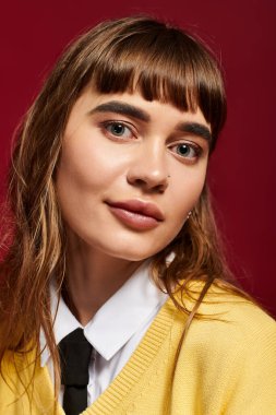 Parlak gözlü genç kadın çalışmalarını yaparken mutluluk saçıyor, zekasını gösteriyor..