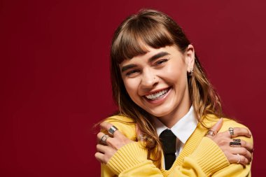 Güzel bir öğrenci, bilgiye olan aşkını renkli bir arkaplanda sergilerken neşe saçar..