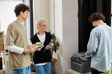 Üç genç profesyonel parlak ve şık bir ofis ortamında verimli işler yapıyor..