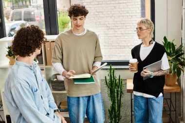 Üç genç, canlı bir ofiste fikirleri verimli bir şekilde tartışıyor..