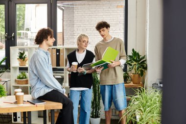 Genç bireyler, davetli bir ofiste belgeleri incelerken verimli bir tartışmaya girişirler..