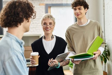 Ofisteki projeleri üzerinde çalışırken üç genç profesyonel beyin fırtınası yapıyor..