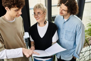 Çağdaş bir ofis alanında bir proje üzerinde çalışan bir grup genç profesyonel..