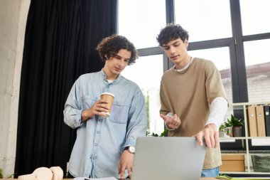 İki genç birey ortak bir çalışma oturumunda fikir ve stratejileri tartışıyor..