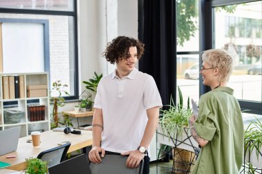 İki genç profesyonel, işbirliği ve yaratıcılığı teşvik ederek parlak bir ofiste aynı fikirleri paylaşıyor..