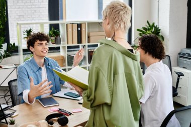 Şık bir ofis çalışma alanında fikirleri tartışan genç profesyoneller arasındaki dinamik etkileşim.