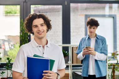 İki genç kişi canlı bir ofiste takım çalışması ve üretkenlik sergiliyor.