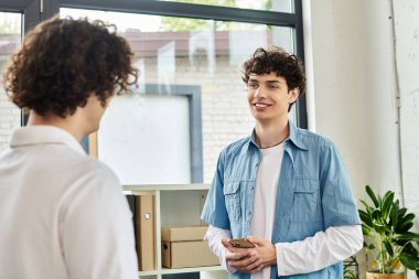 Çağdaş bir ofis içinde canlı bir tartışmaya giren iki genç birey..