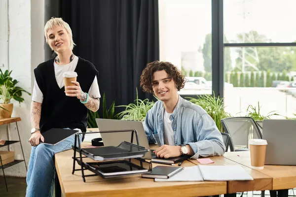 Yeşillik dolu şık bir ofiste verimli bir iş yapan iki hevesli genç..