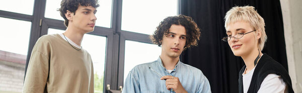 Три молодых человека участвуют в обсуждении, демонстрируя преданность делу и командную работу в офисе.