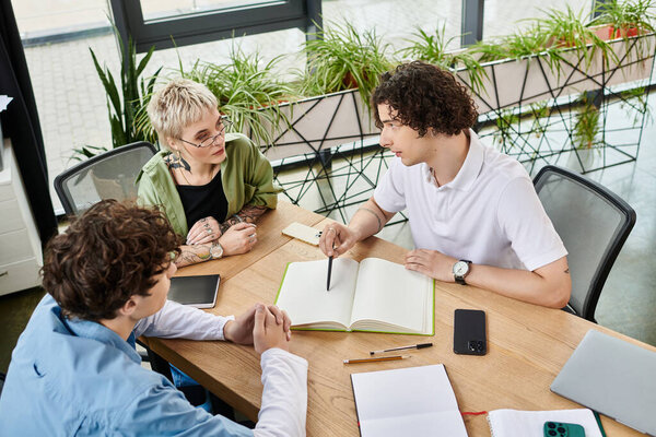 Молодые люди мозговой штурм работать идеи в динамичной дискуссии в современном офисе.