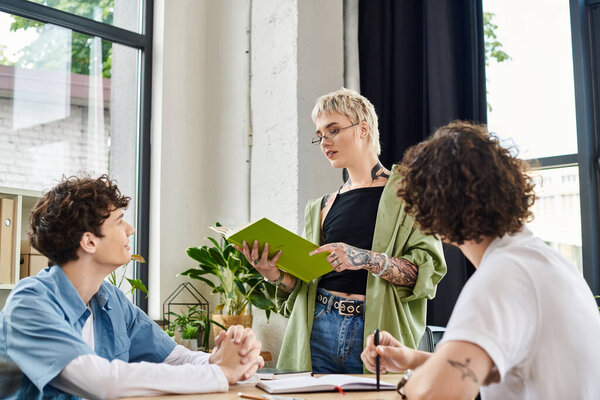Молодые специалисты сотрудничают и мозговой штурм идей в современном рабочем пространстве.
