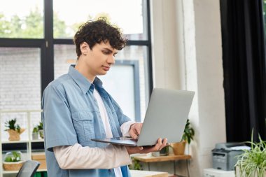 Kendini işine adamış genç bir profesyonel, parlak bir ofis ortamında çalışmaya dalmış..