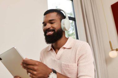 Şık bir otel odasında dinlenen bir adam kendini tabletiyle seyahat saadetine daldırır..