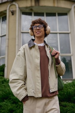 Yakışıklı öğrenci gezintileri, kampüsün etrafındaki temiz hava ve atmosferi kucaklıyor..