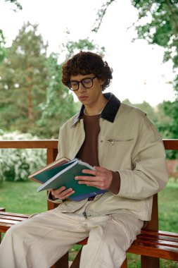 Öğrenci, doğanın sakin atmosferini emerken kendini bir kitaba kaptırır..