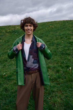 Neşeli genç bir adam, doğa ve sadelikle bağlantılı, rahatlatıcı bir yürüyüş yapar..