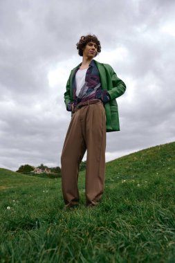 Genç bir adam güzel bir doğa ortamında sakin bir şekilde yürümekten zevk alır..