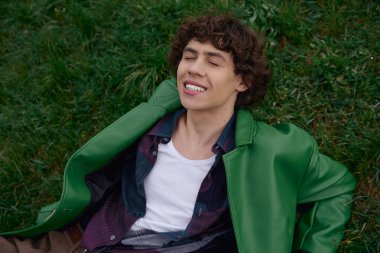 Yakışıklı genç bir adam, sakin ve temiz havanın tadını çıkararak, dışarıda gezintiye çıkar..