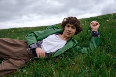 Genç bir adam dışarıda geziniyor, doğanın ve huzurlu anın tadını çıkarıyor..