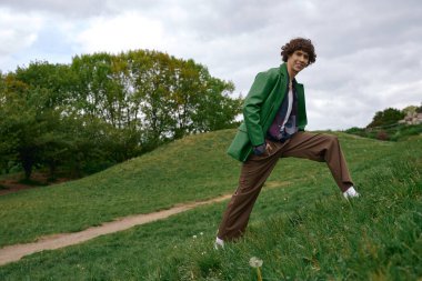 Kendinden emin bir öğrenci, canlı bir açık hava parkında dolaşır ve doğanın huzurunu kucaklar..