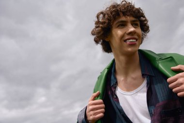 Yakışıklı bir öğrenci, kendine güvenerek ve temiz havanın tadını çıkararak doğada dolaşır..