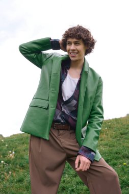 Gülümseyen bir öğrenci dışarıda yürüyor, doğanın ve temiz havanın tadını çıkarıyor..