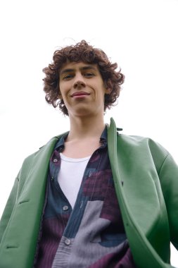 Çekici genç bir adam dışarıda geziniyor, doğayı kucaklıyor ve güzel havanın tadını çıkarıyor..