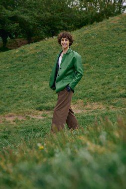 Genç bir adam sakin bir ortamda dolaşır, doğayı ve temiz havayı kucaklar..