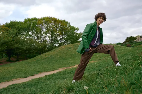 Kendinden emin bir öğrenci, canlı bir açık hava parkında dolaşır ve doğanın huzurunu kucaklar..