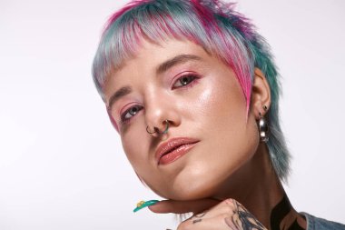 Canlı, boyalı saçlı genç bir kadın eşsiz tarzını parlak bir stüdyoda sergiliyor..