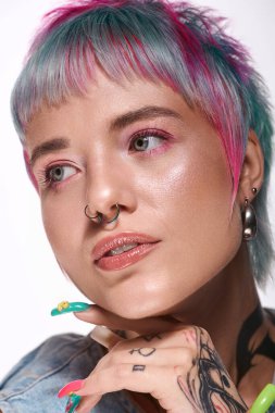 Parlak boyalı saçlar genç kadının eşsiz tarzını ve stüdyodaki canlı güzelliğini tamamlıyor..