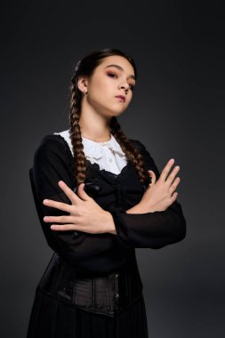 Karanlık gotik bir elbise içindeki çocuk ürkütücü sezon eğlencesinin özünü yakalıyor..