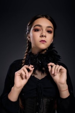 Çarşamba günü giydiği karakter kostümü içindeki çocuk, ürkütücü sonbahar havasını kucaklayarak kendine güvenerek poz veriyor..