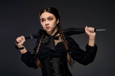 Bir çocuk Çarşamba 'dan esinlenilmiş Gotik bir kostüm giyer, Ekim' de ürkütücü eğlenceye hazırdır..